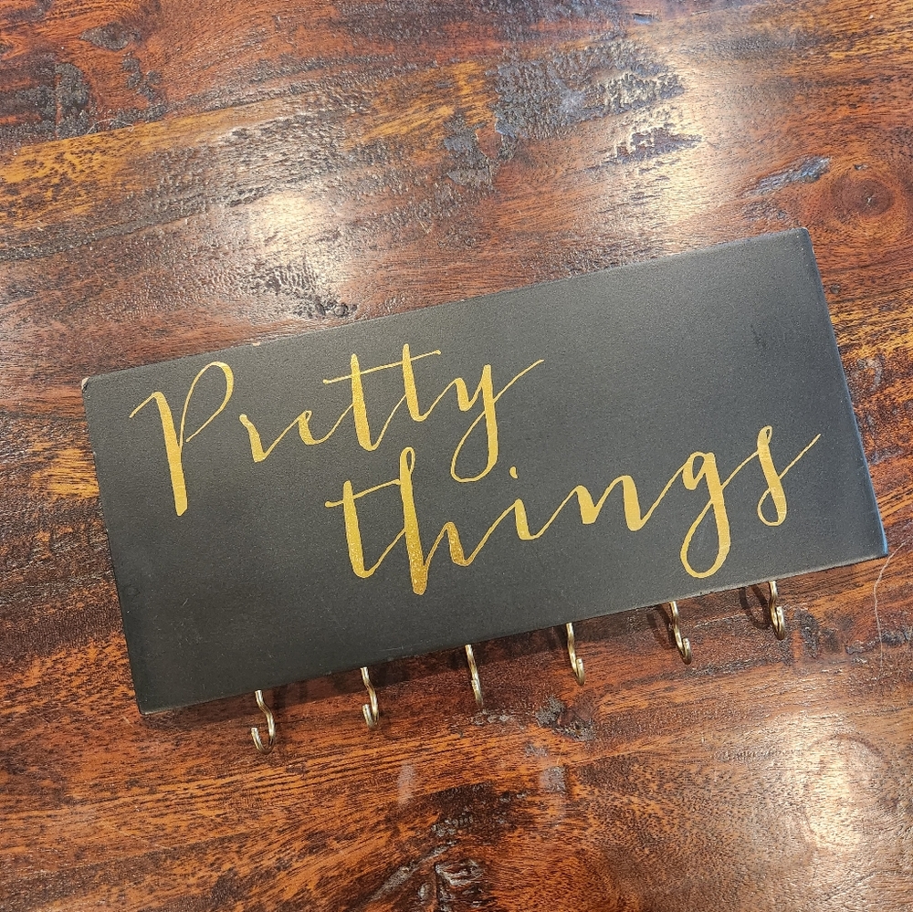 "Pretty Things" Wall-mounted necklace holder